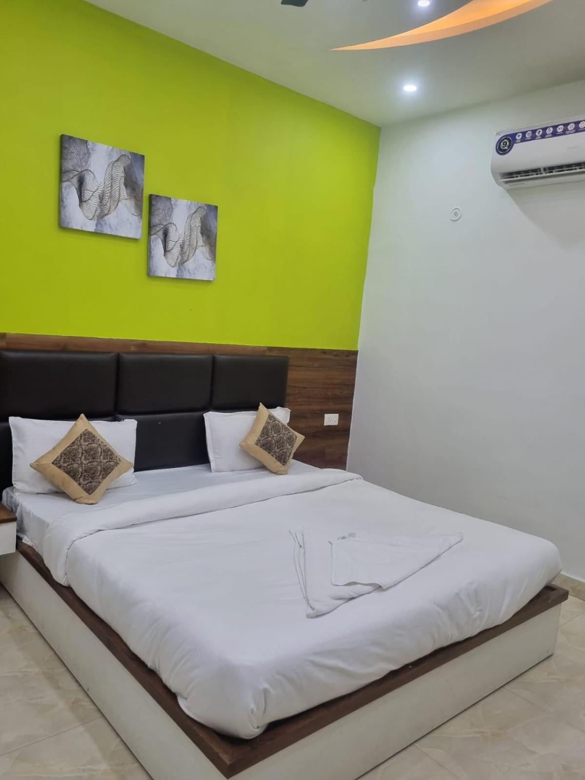 Lime Tree Hotel And Banquet Vrindāvan 外观 照片