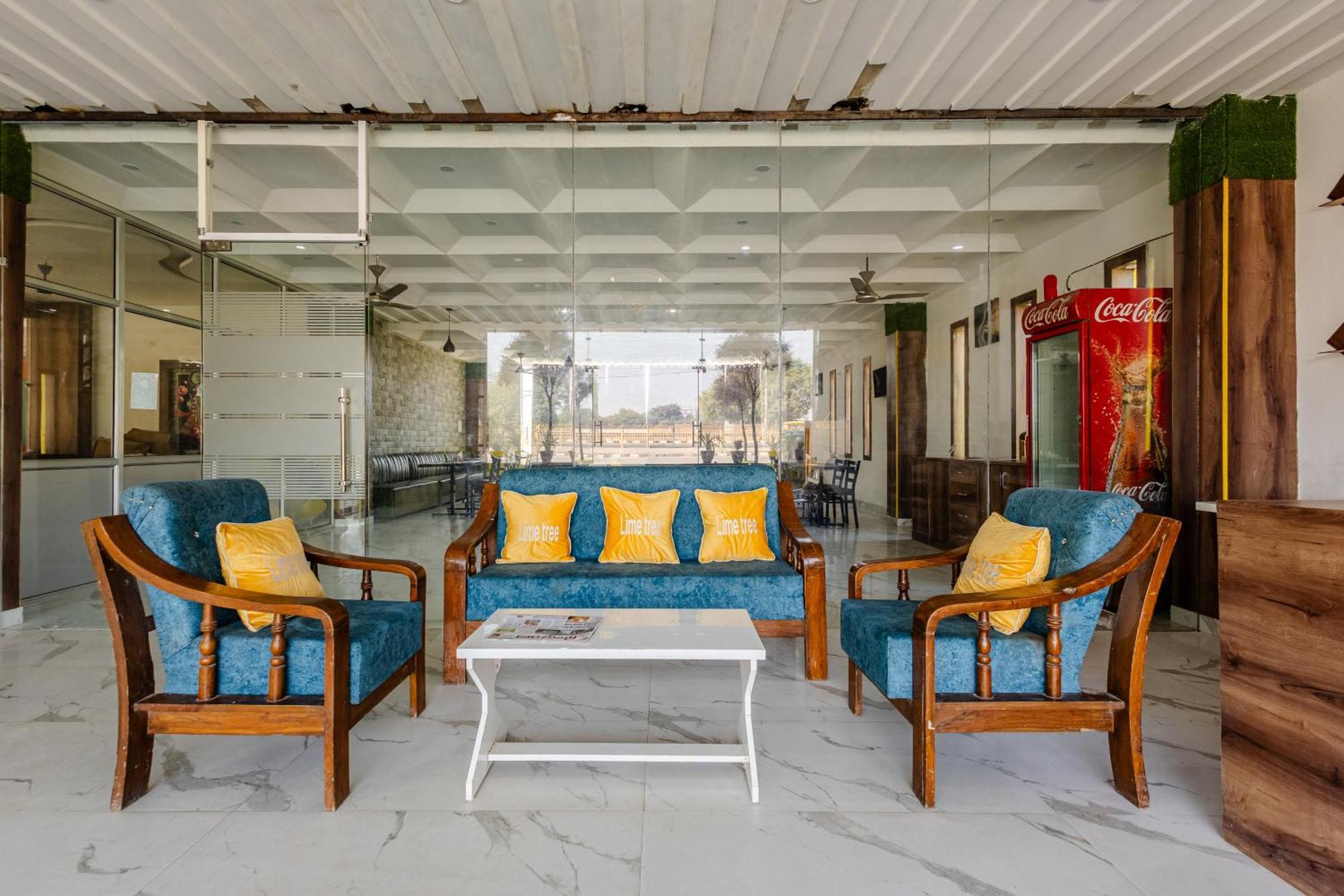 Lime Tree Hotel And Banquet Vrindāvan 外观 照片
