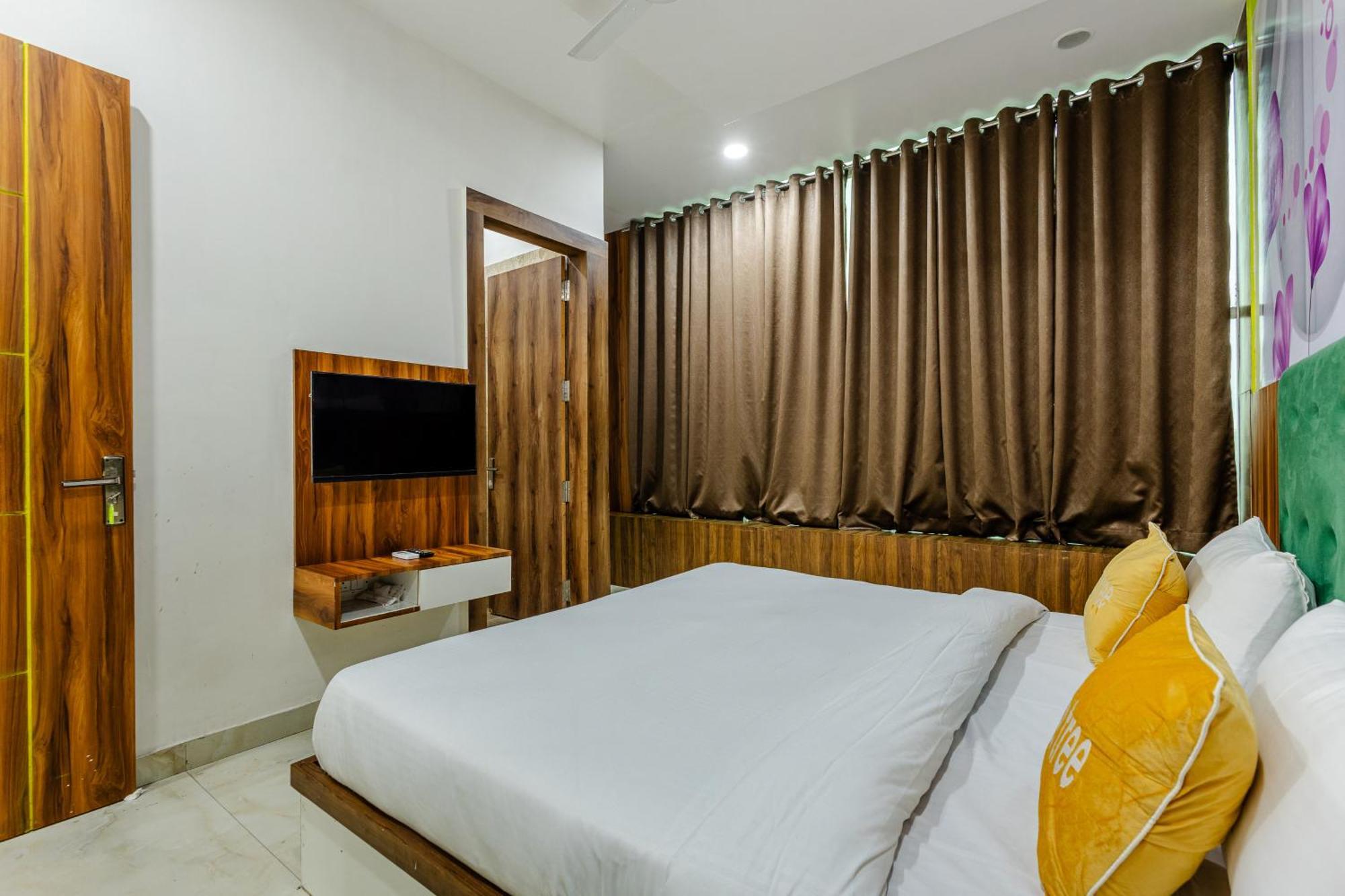 Lime Tree Hotel And Banquet Vrindāvan 外观 照片